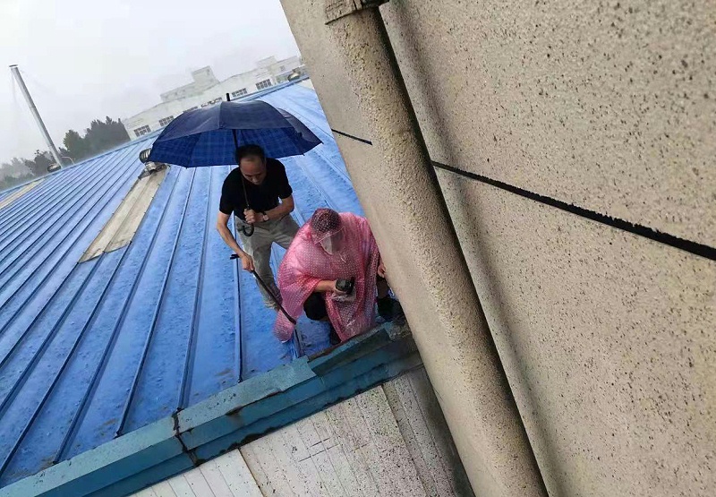 華東工控董事長房頂查探